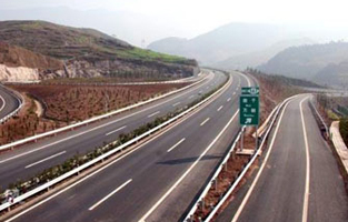 В Синьцзяне построено более 2700 км скоростных автодорог